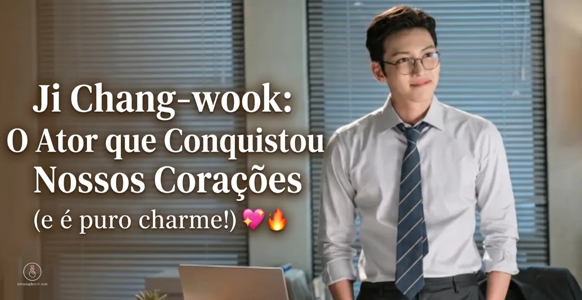 Foto promocional e de destaque do ator sul-coreano Ji Chang-wook, caracterizado como seu icônico personagem Noh Ji-wook do dorama Parceira Suspeita (Suspicious Partner). Ele aparece em meio corpo, vestindo uma camisa social branca de mangas compridas levemente dobradas, uma gravata listrada azul e dourada, usa óculos de grau modernos de armação fina e exibe um sorriso charmoso e sereno olhando de lado. Ao fundo, avista-se um escritório com persianas de janela cinzas e a ponta de um notebook. No lado esquerdo, consta em letras brancas estilizadas o letreiro "Ji Chang-wook: O Ator que Conquistou Nossos Corações (e é puro charme!) 💖🔥" e no canto inferior esquerdo a marca d'água digital do site Kdramaplace 2026