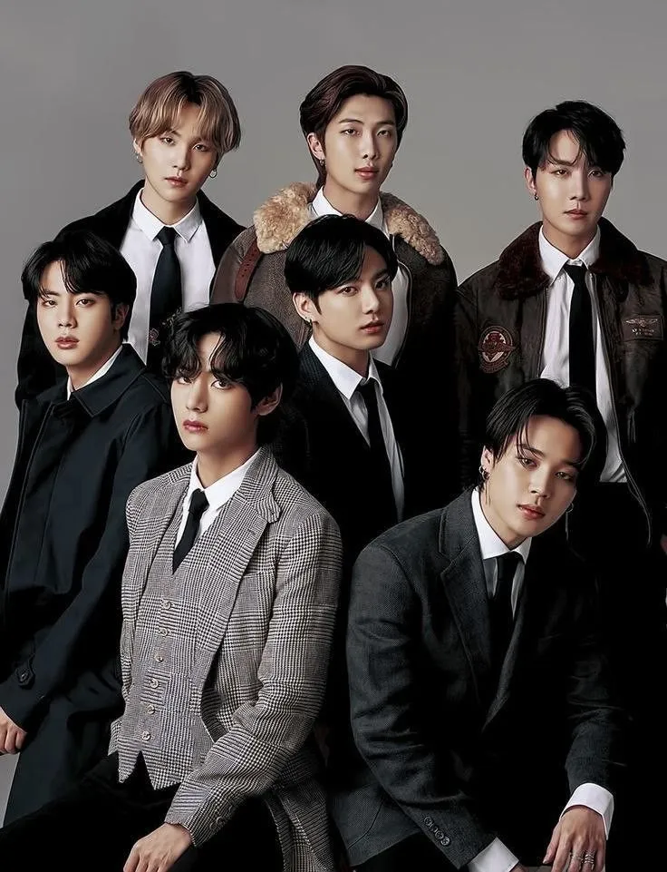 Integrantes de grupo de K-pop em imagem promocional vibrante.