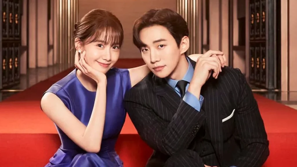 Protagonistas do dorama Sorriso Real, Lee Jun-ho e Yoona, em uma cena romântica e elegante no King Hotel