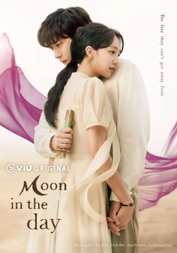 Pôster oficial do dorama Moon in the Day com Kim Young-dae e Pyo Ye-jin em trajes históricos e modernos.