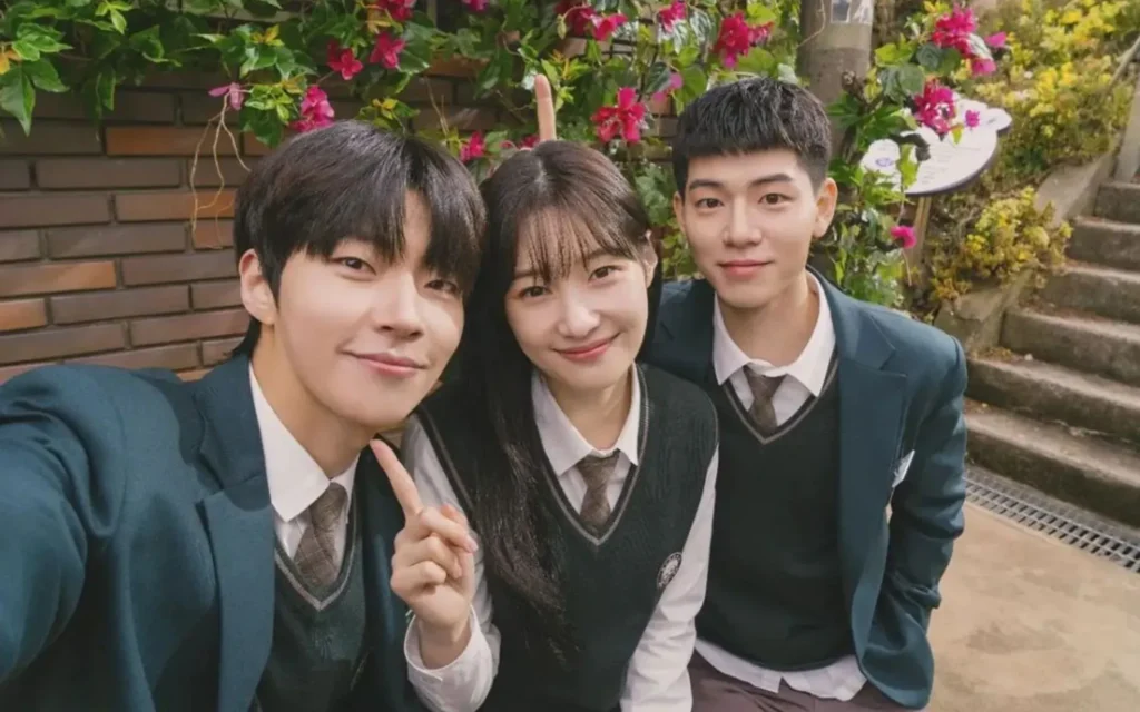 Elenco principal do dorama Família por Escolha em uma pose descontraída.