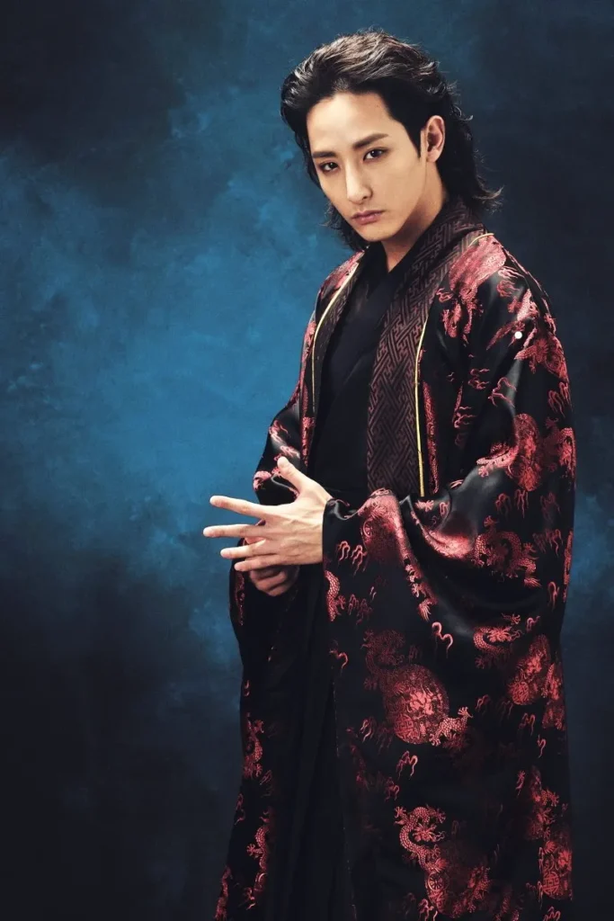 O ator Lee Soo-hyuk como o vilão vampiro Gwi, exibindo um visual sombrio e imponente