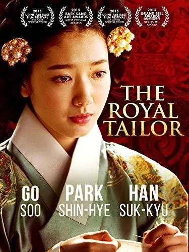 Cena do filme The Royal Tailor mostrando detalhes luxuosos do hanbok coreano.