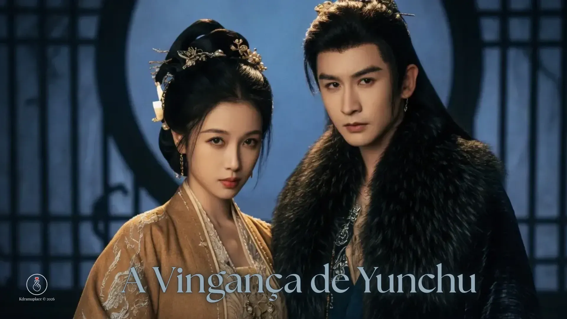 Pôster oficial promocional panorâmico do dorama chinês A Vingança de Yunchu, mostrando em destaque uma atriz de cabelos pretos presos em um coque tradicional luxuoso com ornamentos dourados e flores, vestindo um robe bege com bordados dourados. Ao lado dela, o protagonista possui cabelos longos pretos com presilhas douradas e um imponente casaco com gola de pele preta texturizada, sob um fundo azul escuro com portões de treliça de madeira, exibindo o título centralizado.