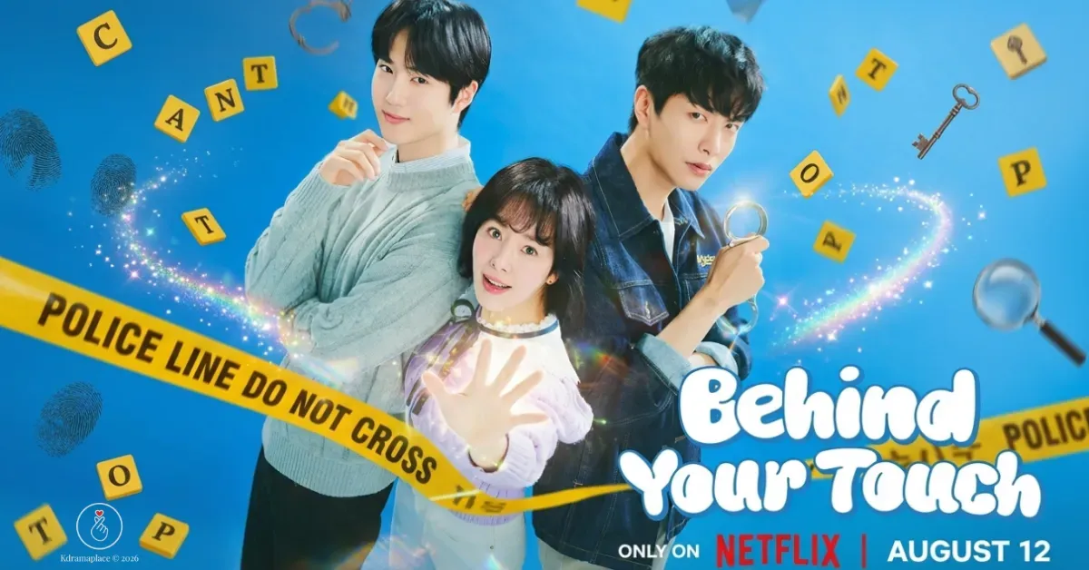 Pôster oficial panorâmico em inglês do dorama Behind Your Touch, mostrando no centro a atriz Han Ji-min acenando com a mão aberta, ladeada pelo ator Suho vestindo um suéter verde claro à esquerda e o ator Lee Min-ki de jaqueta jeans segurando algemas à direita. Eles estão atrás de uma fita amarela de isolamento policial que diz Police Line Do Not Cross, sob um fundo azul claro com pecinhas de Scrabble flutuando, impressões digitais e uma lupa, exibindo o logotipo da Netflix e a data August 12.

