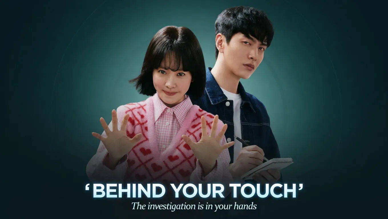Pôster oficial promocional panorâmico do dorama Behind Your Touch, mostrando em destaque a atriz Han Ji-min sorridente à esquerda, vestindo uma camisa social rosa e um colete de tricô rosa com corações vermelhos, exibindo as palmas das duas mãos abertas para a frente. Atrás dela, o ator Lee Min-ki veste uma jaqueta jeans escura e segura uma caneta e um bloco de notas com expressão focada. O fundo é verde escuro texturizado com círculos abstratos e traz o título Behind Your Touch em letras brancas tridimensionais no rodapé.