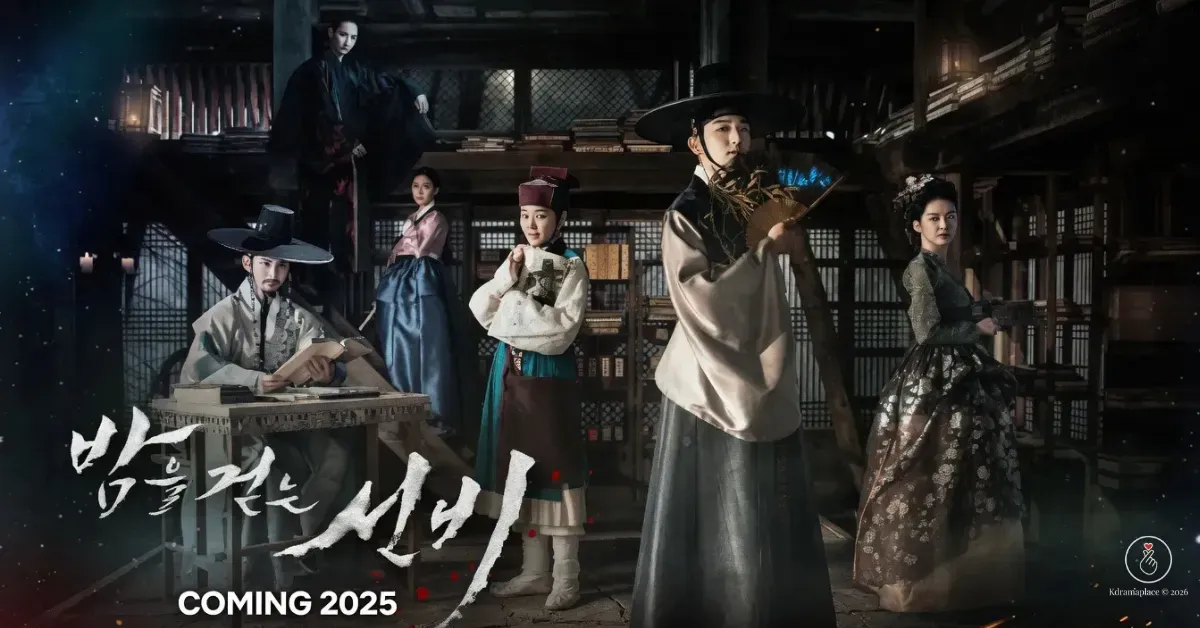 Pôster oficial panorâmico do dorama coreano Scholar Who Walks the Night, mostrando o elenco principal com trajes tradicionais da Dinastia Joseon dentro de uma biblioteca escura. O ator Lee Joon-gi aparece em destaque à direita vestindo manto bege e chapéu gat preto, segurando um leque, cercado por Lee Yu-bi vestida de homem ao centro, Shim Chang-min sentado à mesa à esquerda, Lee Soo-hyuk no topo e as atrizes Kim So-eun e Lee Hyun-woo ao fundo, exibindo a caligrafia em coreano e o texto Coming 2025.