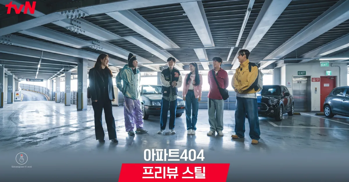 O elenco completo de Apartamento 404 conversando em um estacionamento com carros antigos ao fundo.