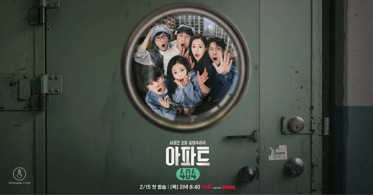 Elenco completo de Apartamento 404 espiando pelo olho mágico de uma porta verde.