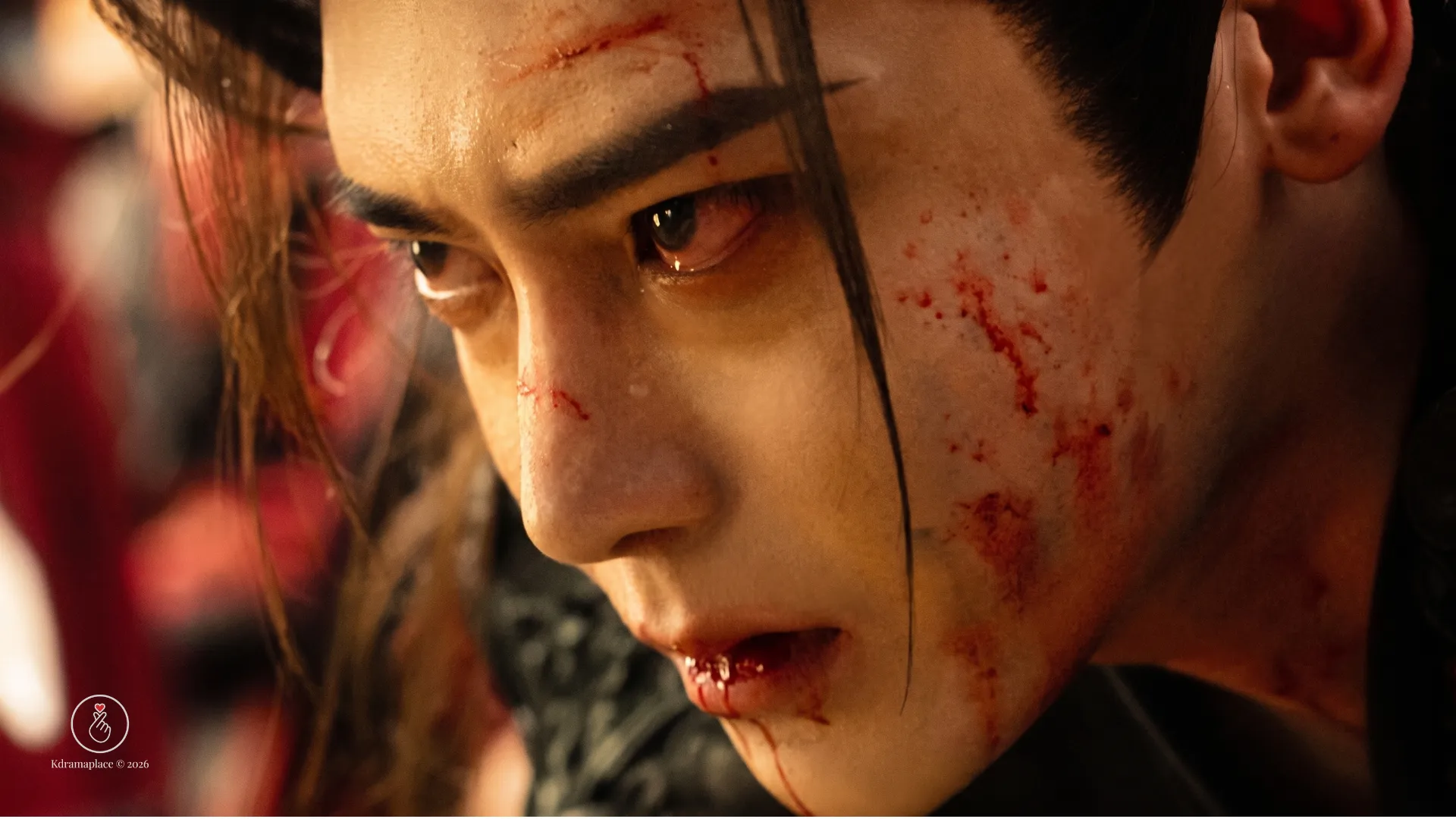 Close dramático no rosto do ator Hou Minghao ferido e com sangue em cena de batalha no dorama A Chave para o Coração da Fênix.