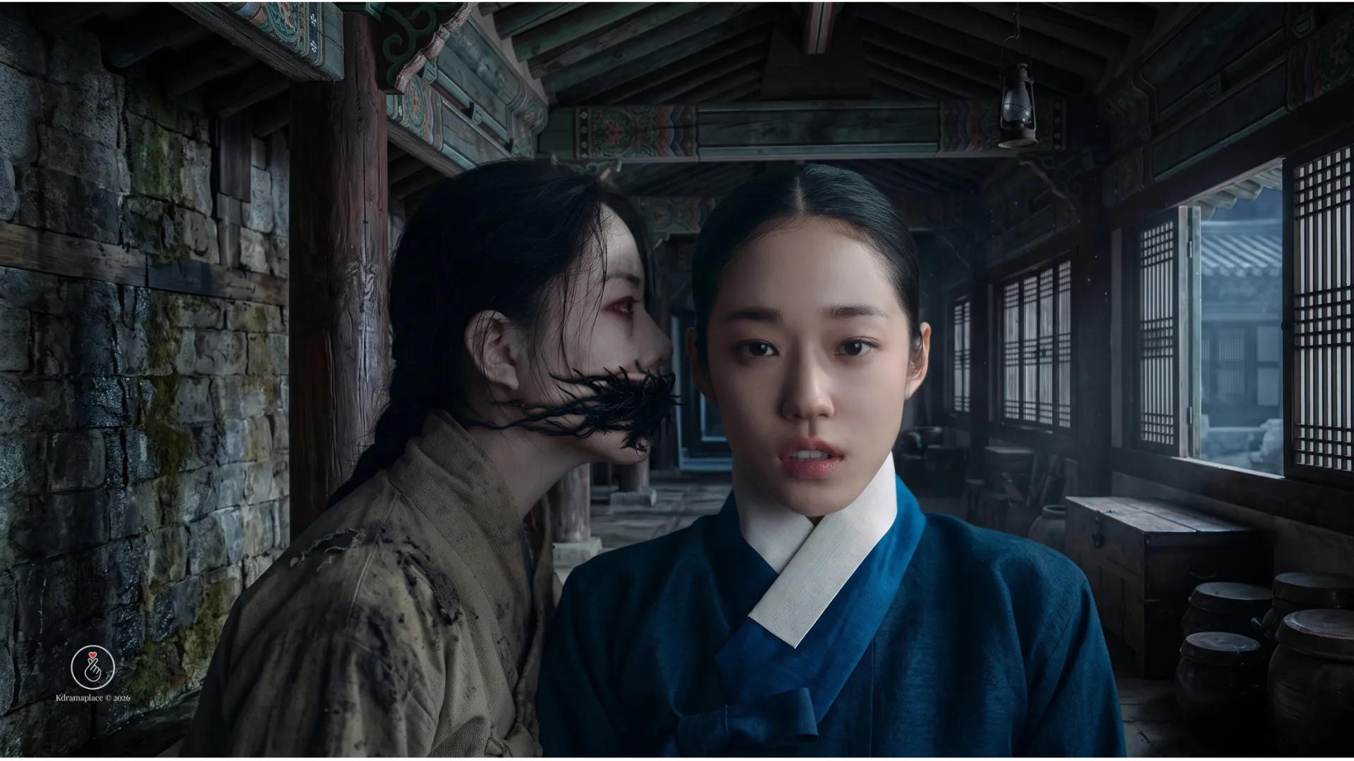 A atriz Roh Yoon-seo interpretando a protagonista com roupas tradicionais azuis enquanto uma figura misteriosa e sombria sussurra em seu ouvido no dorama A Leste do Palácio.