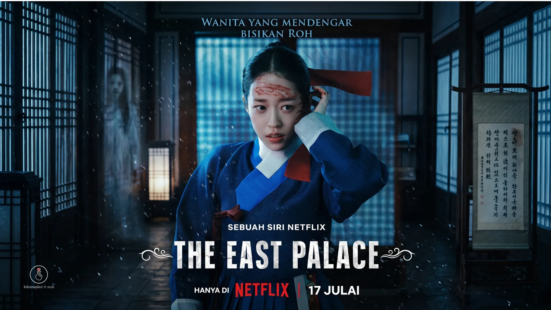 Pôster oficial de The East Palace mostrando a atriz Roh Yoon-seo ferida na testa com roupas azuis e um fantasma ao fundo em um quarto tradicional.