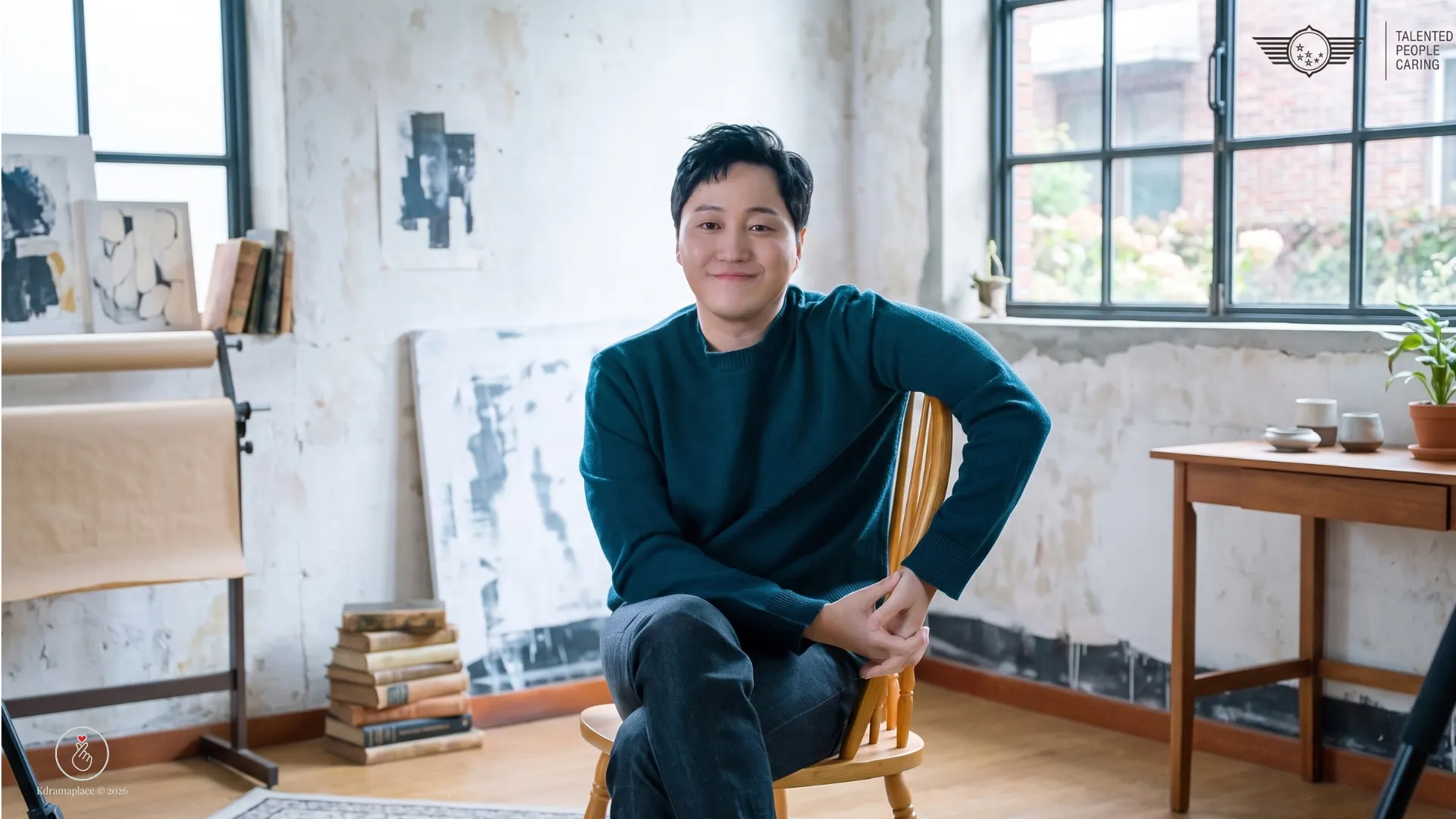 O ator sul-coreano Kim Dae-myung sorrindo em um estúdio bem iluminado para o seu papel misterioso no dorama O Marido.