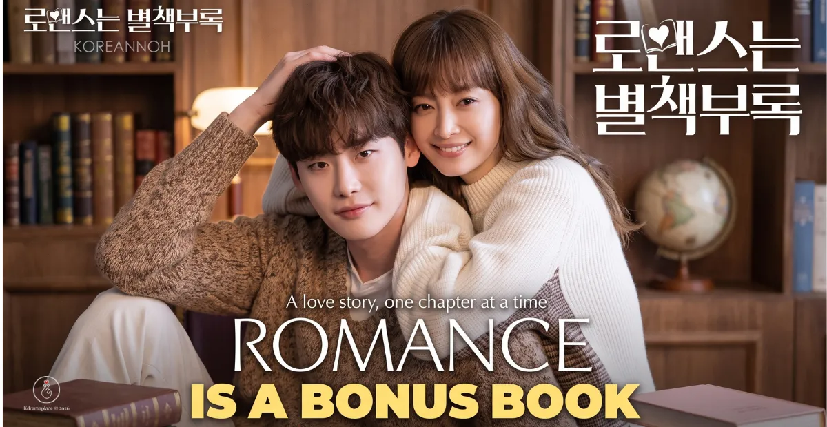 Pôster oficial panorâmico do dorama Romance is a Bonus Book com Lee Jong-suk e Lee Na-young abraçados em uma biblioteca com o título em inglês e a logo do Kdramaplace.