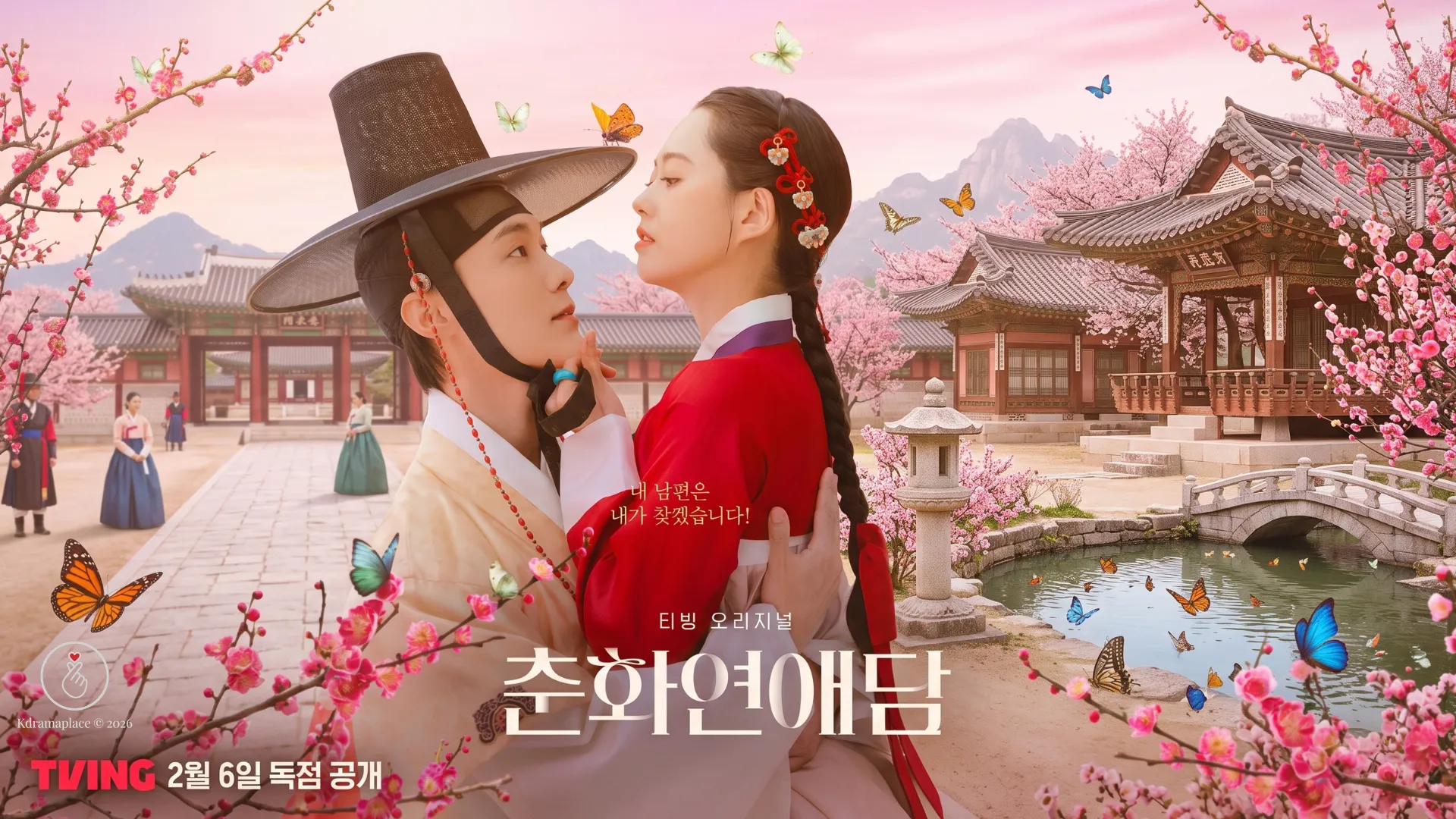 Pôster oficial do dorama coreano histórico The Scandal of Chunhwa mostrando os protagonistas Go Ara como Princesa Hwa-ri e Chang Ryul como Choi Hwan se abraçando em um jardim tradicional na dinastia Joseon com flores de cerejeira e borboletas.