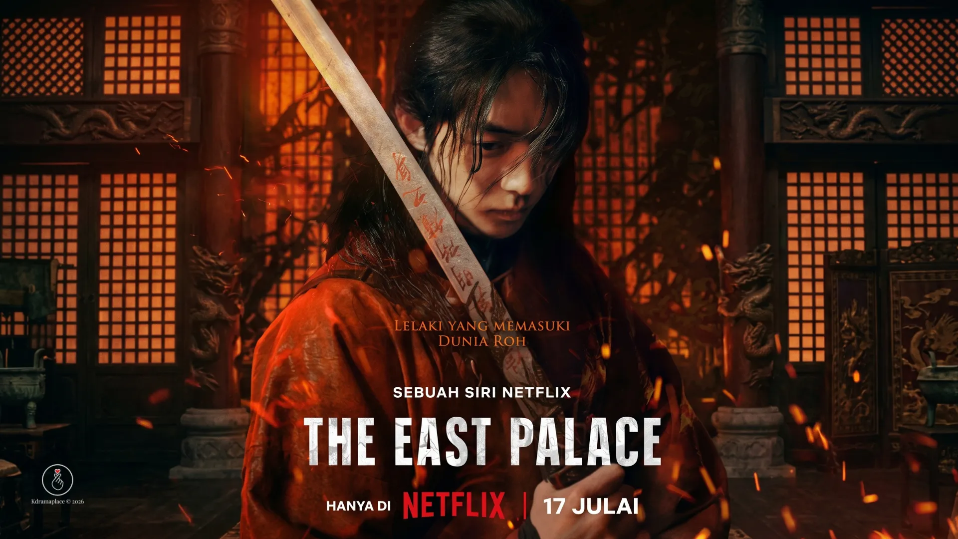 Pôster promocional em alta definição de The East Palace com o ator Nam Yoon-su segurando uma espada com inscrições mágicas em meio a faíscas de fogo.