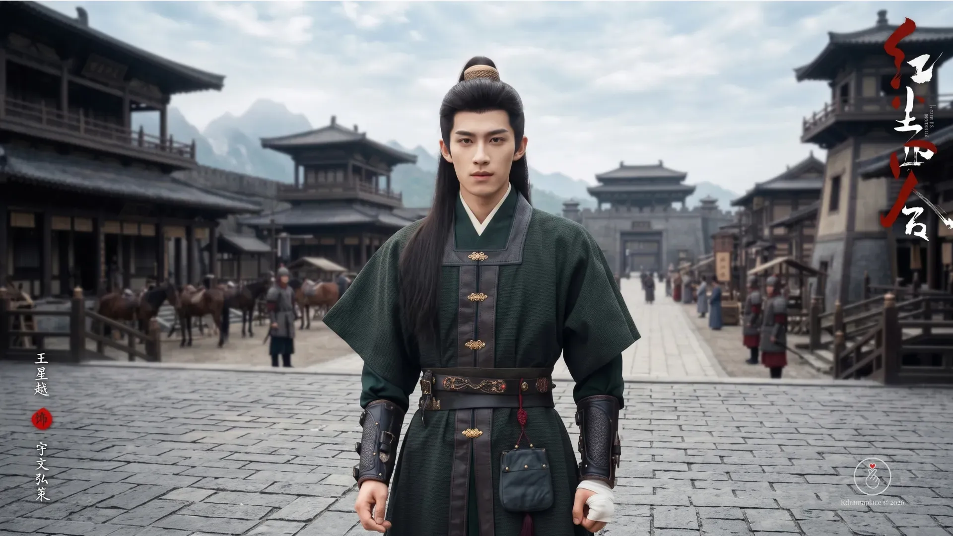 Protagonista masculino com longos cabelos pretos amarrados e vestes de guerreiro verdes e pretas em pé em uma rua de paralelepípedos de uma antiga cidade imperial chinesa.