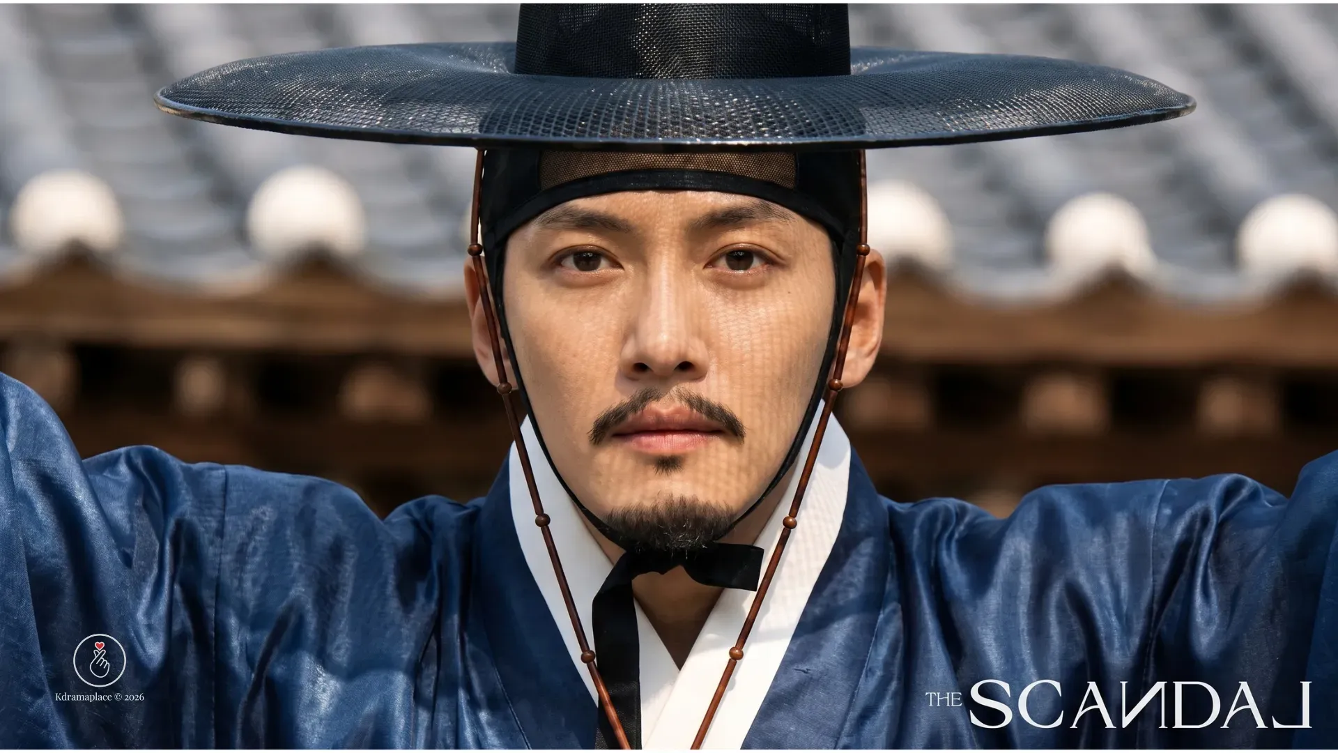 Close no ator Ji Chang-wook interpretando o conquistador Cho Won no dorama The Scandal da Netflix, usando roupas tradicionais azuis da dinastia Joseon e um grande chapéu preto gat.