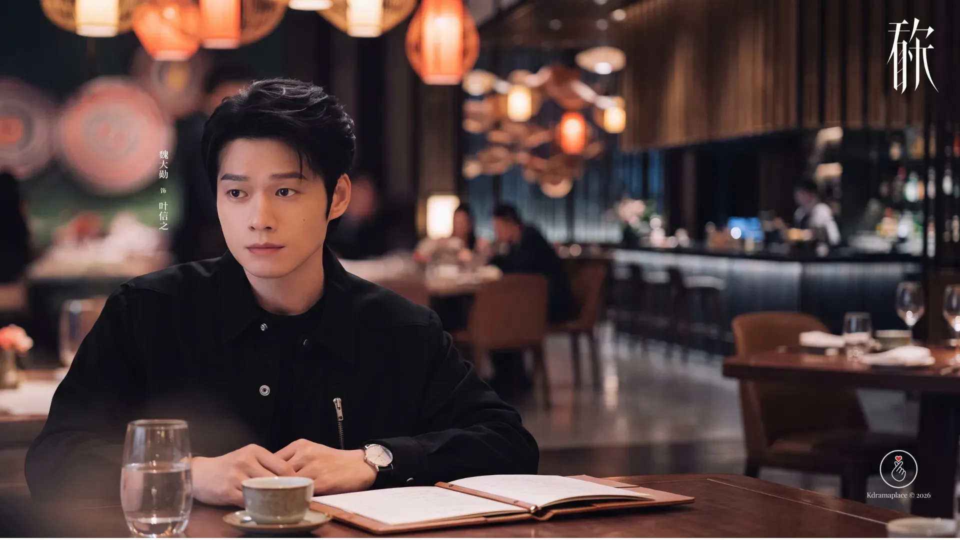 Ator chinês Wei Daxun interpretando o executivo calculista Ye Xinzhi em um sofisticado restaurante moderno de alta gastronomia.