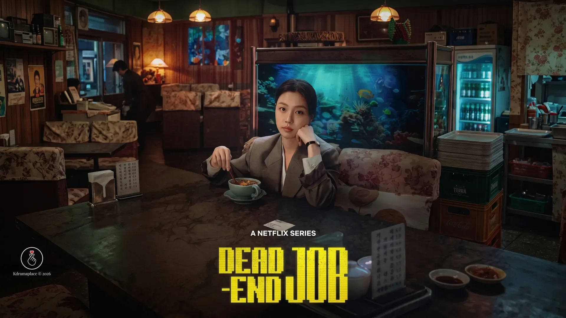 Atriz Go Min-si jantando sozinha em um restaurante tradicional coreano com um aquário de fundo na série sul-coreana Dead-End Job.