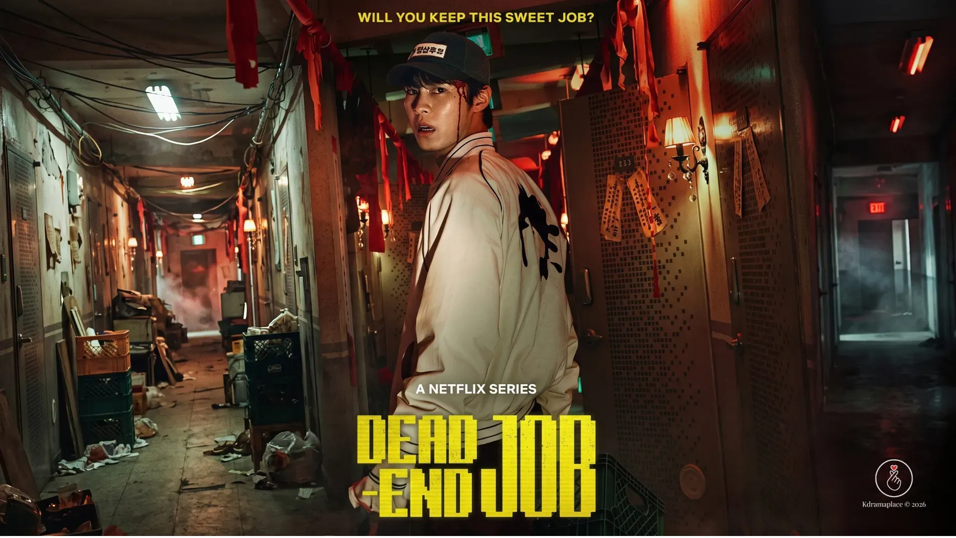  O ator sul-coreano Lee Jae-wook de boné olhando para trás assustado em um corredor abandonado e sombrio na série Dead-End Job.