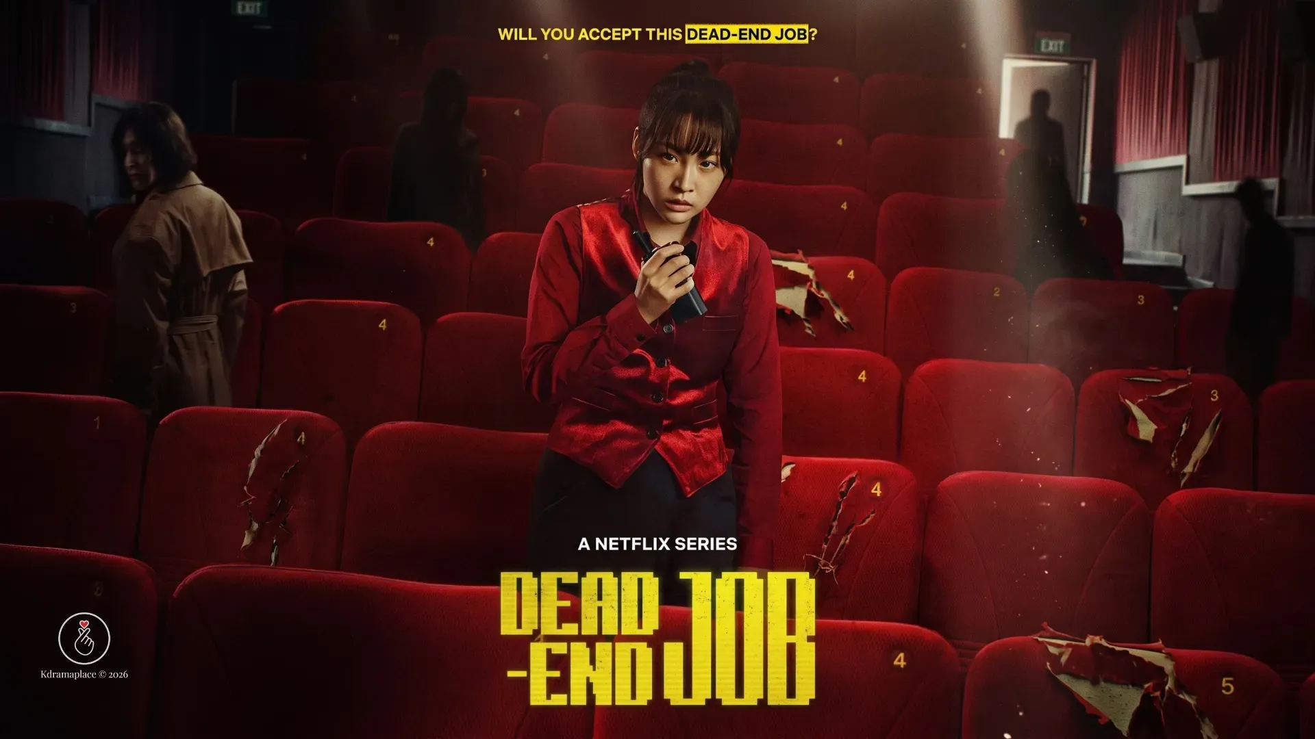Atriz Kim Min-ha interpretando a personagem Ji-yoon sentada em uma sala de cinema escura no dorama Dead-End Job da Netflix.