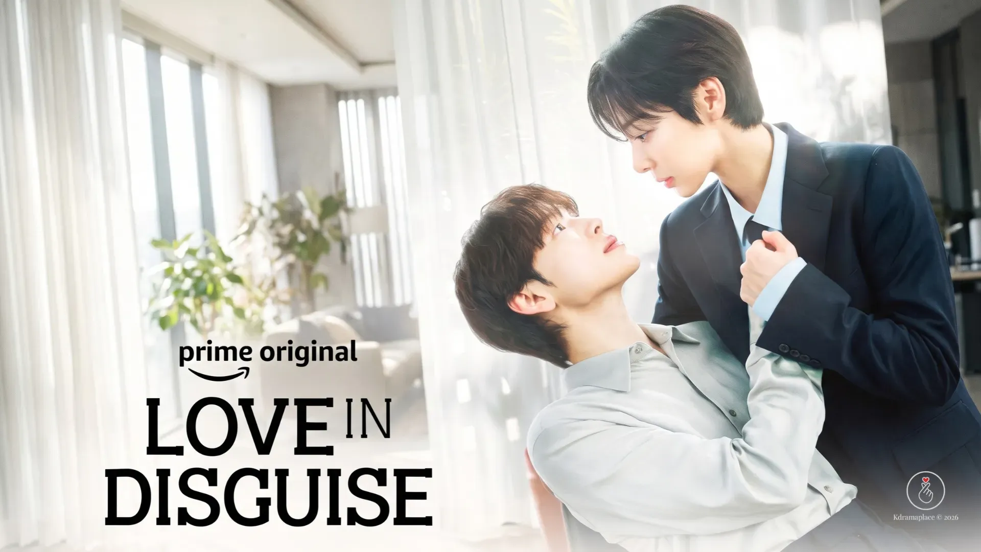 Pôster oficial do dorama original Prime Video Love in Disguise mostrando o ator Yim Si-wan sendo segurado pela atriz Seol In-ah de terno social em um cenário iluminado.