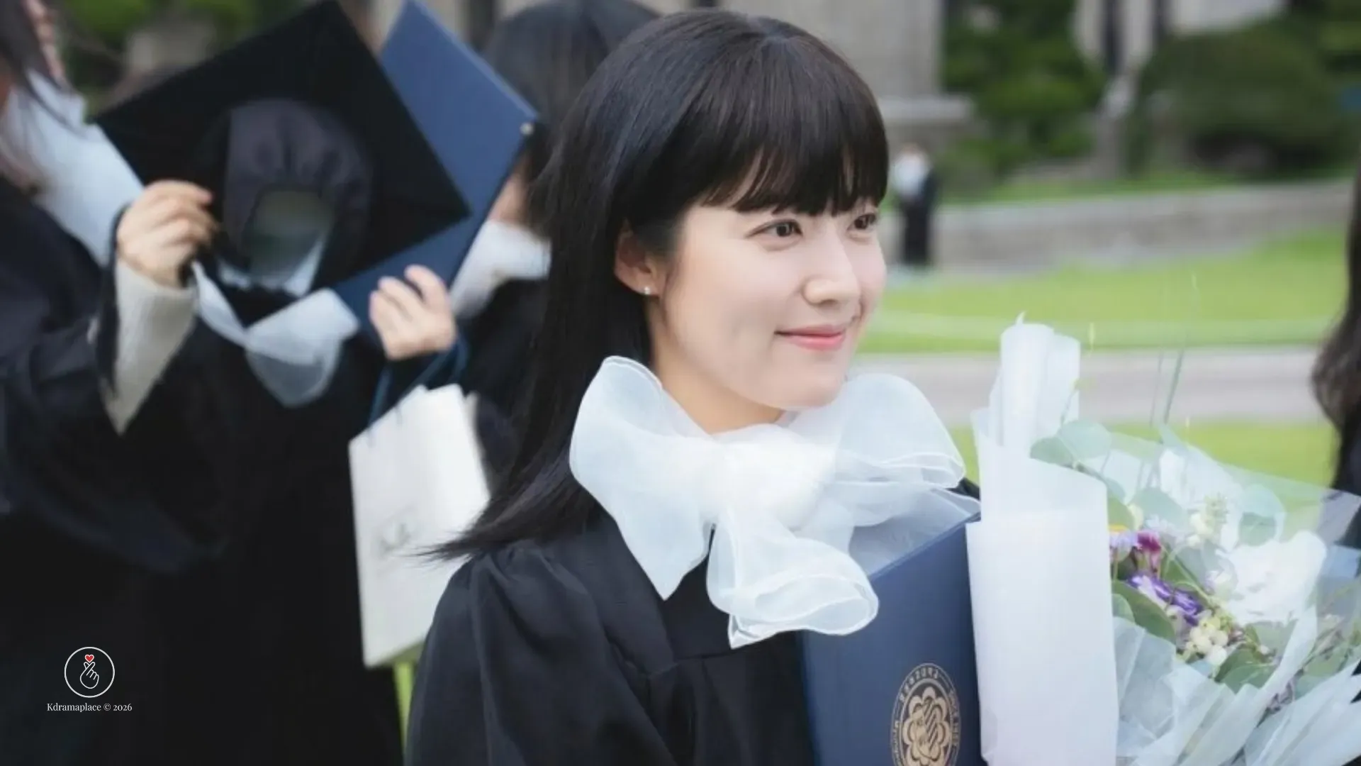 A atriz Nam Ji-hyun sorrindo em uma cena do dorama Make Me Tingle