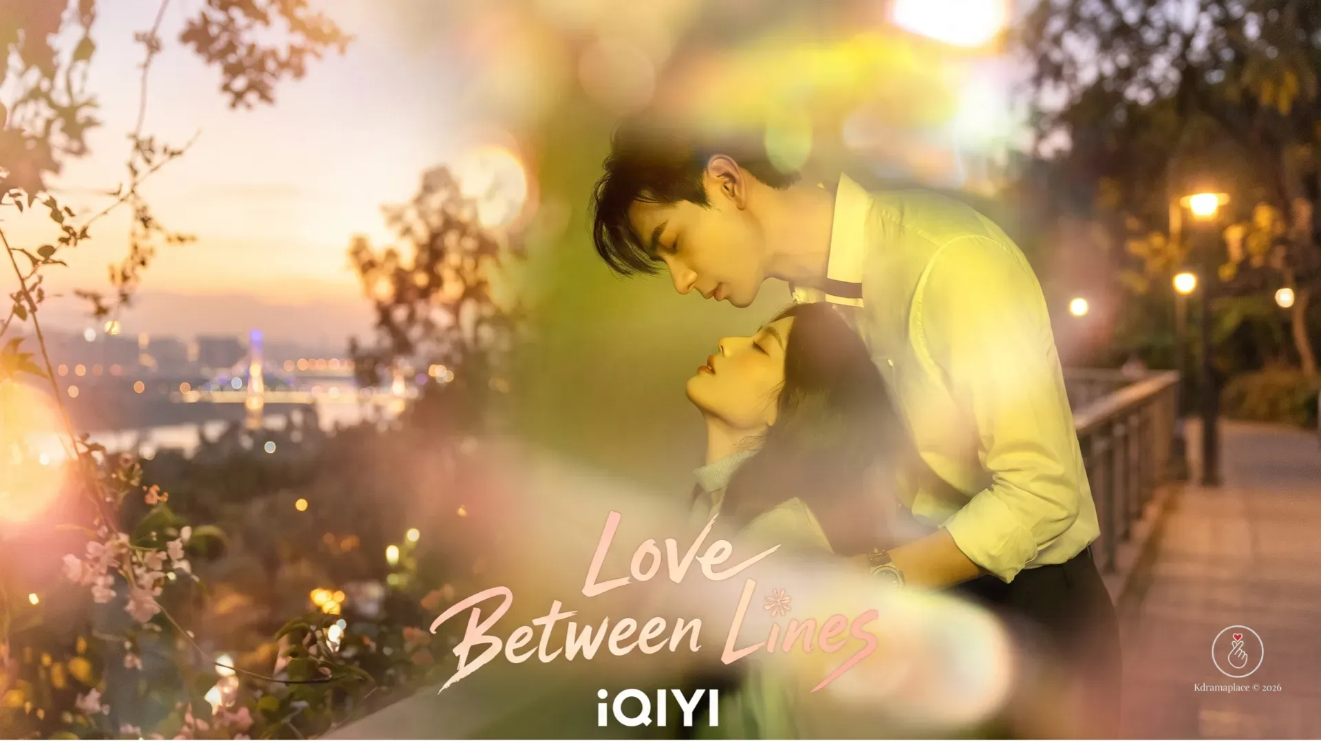 Pôster oficial de Amor Entre Linhas exibindo os protagonistas Xiao Zhiyu e Hu Xiu quase se beijando sob uma luz dourada com o logotipo da iQIYI ao fundo.